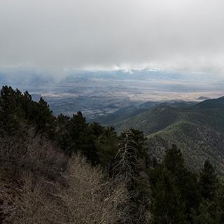 天空多云的山峡谷的图像.